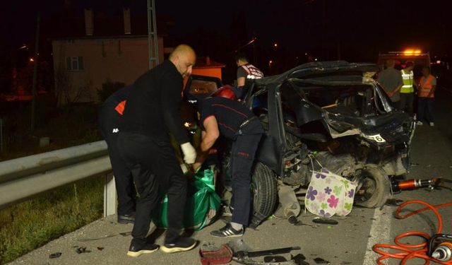 Tali yoldan çıkan araca arkadan çarptı, ortalık savaş alanına döndü: Ölü ve yaralılar var!