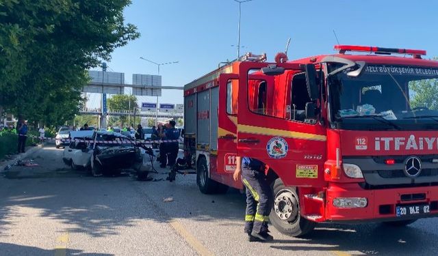 Feci kaza: Otomobil ağaca çarptı, 1 ölü 4 yaralı!