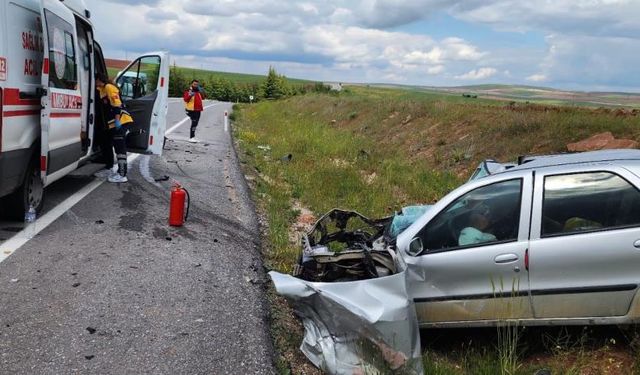 Feci kaza: Otomobil ile tır çarpıştı, 2 kişi hayatını kaybetti!