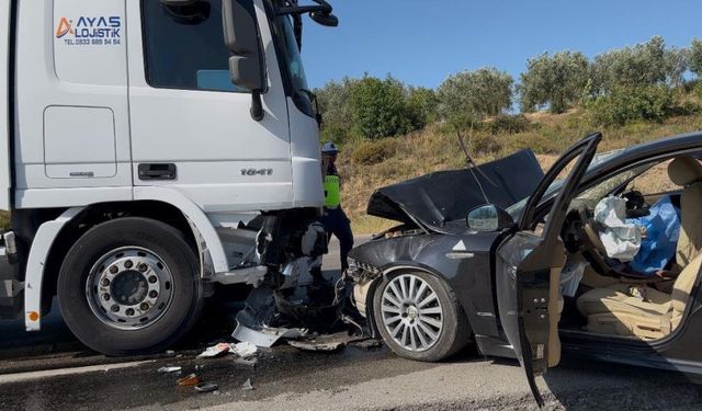 Feci kaza: Otomobil ile tır kafa kafaya çarpıştı, ölü ve yaralılar var!