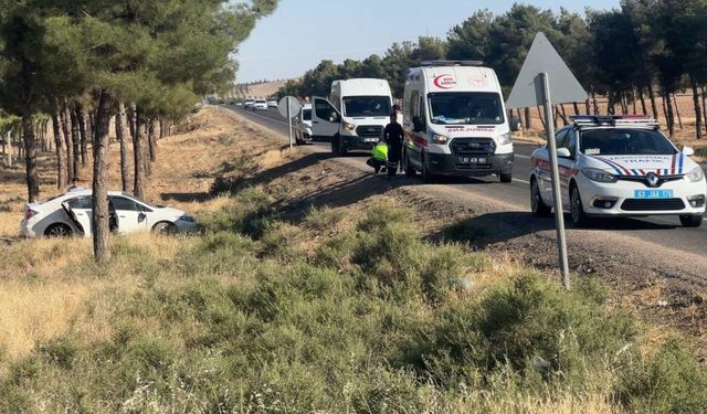 Feci kaza: Otomobil şarampole yuvarandı, yaralıar var!