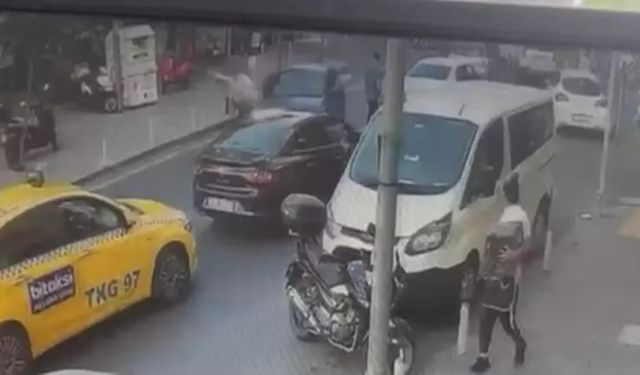 Fren yerine gaza bastı, 4 araca çarptı