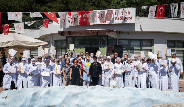 Bornova Belediyesi, İstihdam Garantili Pastacılık ve Ekmekçilik Kursu sertifikalarını dağıttı