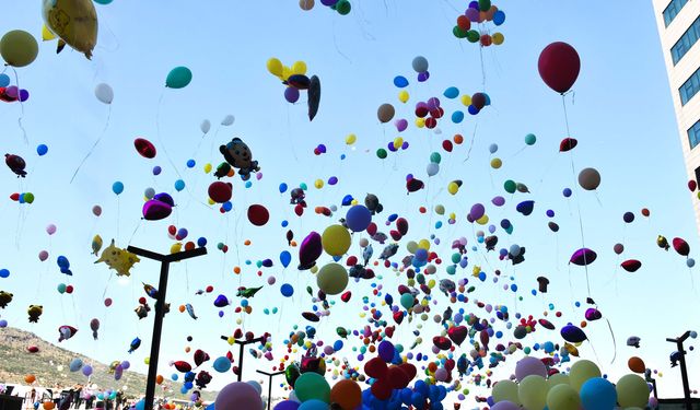 İzmir’de kanserle mücadele eden çocuklara bayramda moral: Yüzlerce balon gökyüzüne bırakıldı