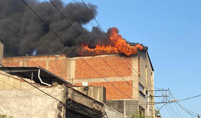 İzmir'de boş arazide çıkan yangın mahalleye sıçradı: 4 bina ve 2 tır küle döndü!