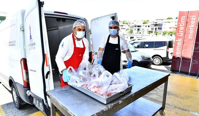 İzmir'de et bağışları ihtiyaç sahiplerine ulaşıyor