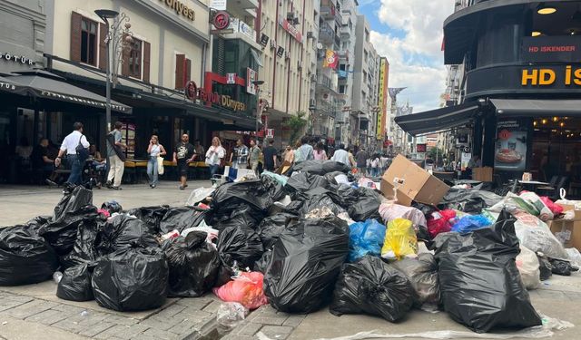 İzmir'de grev krizi: Çöp dağları sokaklara taştı, esnaf ve halk tepkili!