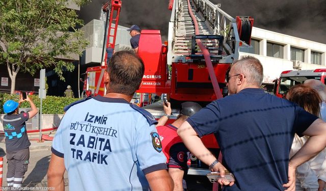 İzmir’de plastik deposunda yangın paniği: Büyükşehir Zabıtası yangında seferber oldu!