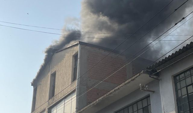 İzmir’de Tarihi Elektrik Fabrikası’nın bulunduğu alanda korkutan yangın: Alevler mahalleye sıçradı!