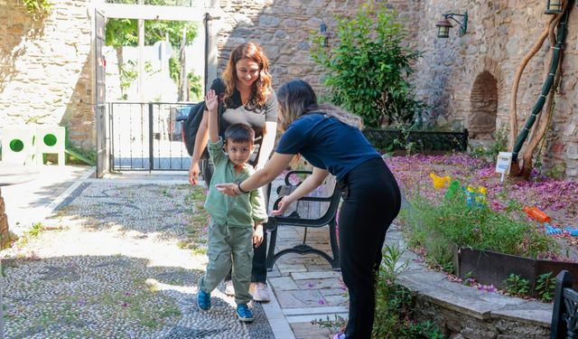 Konak Belediyesi'nin "Saatlik Oyun Hizmeti" annelere nefes aldırdı