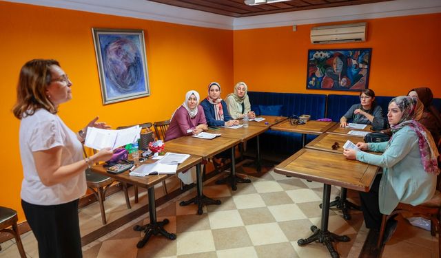 Konak'ta anneler eğitim alıyor, çocuklar mutlu büyüyor