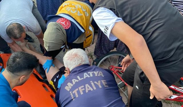 Korkunç kaza: Kontrolden çıkan araç bisikletli çocukların arasına daldı!