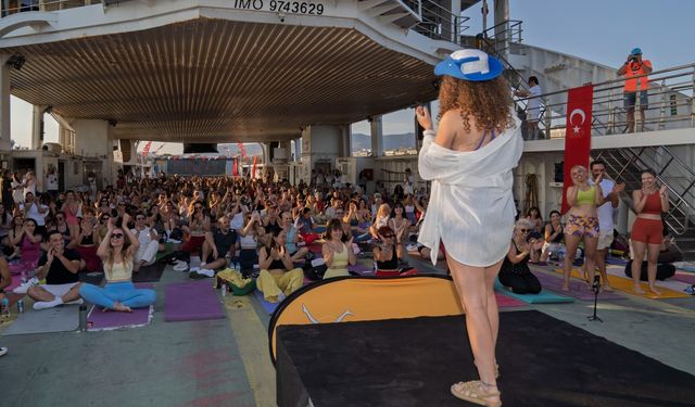 Körfez'de sıra dışı etkinlik: İzmirliler, gün batımında yoga yaptı