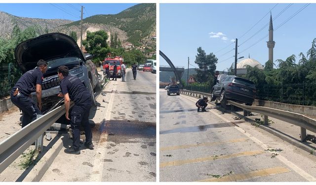 Korkunç kaza: Otomobil bariyerlere asılı kaldı