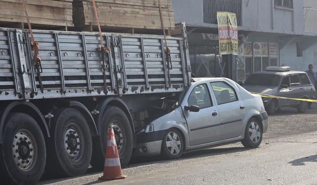 Korkunç kaza: Otomobil kamyona arkadan çarptı, sürücü olay yerinde hayatını kaybetti!