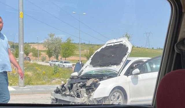 Korkutan kaza: İki otomobil kafa kafaya çarpıştı, çok sayıda yaralı var!