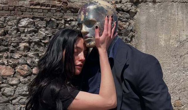 Melis Sezen cansız mankene 'erkeğim' diye hitap edip, dans etti