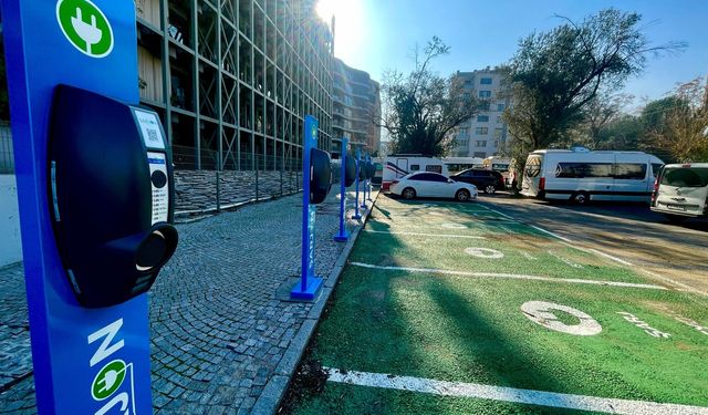 Narlıdere elektrikli araç şarj istasyonlarıyla doğaya nefes oluyor