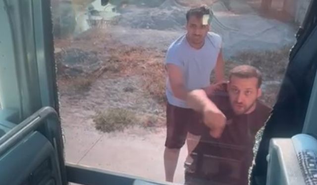 Trafikte korku dou anlar: Turist taşıyan otobüs şoförüne taşlı saldırı!