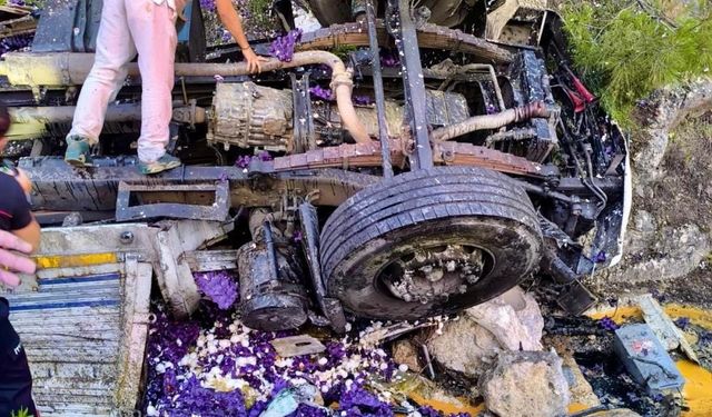 Virajı alamayan kamyon kayalıklara savruld: Sürücü aracın altında can verdi!