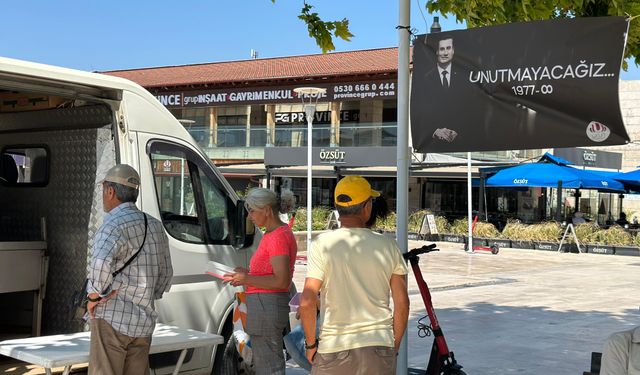Urla'da Ferdi Zeyrek için ‘Seni unutmayacağız’ afişi asıp lokma dağıtıldı