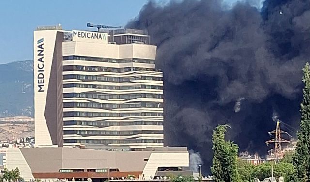 İzmir'de yangın son dakika: Özel bir hastane yakınlarında yangın çıktı