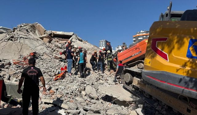 Yıkım sırasında bina iş makinesinin üzerine devrildi: Operatör enkaz altında kaldı
