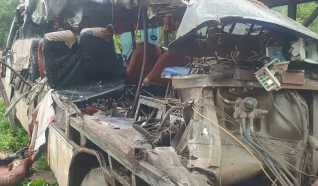 Hindistan'da dehşete düşüren kaza! Kamyon yolcu otobüsüne çarptı: 18 ölü, 10 yaralı