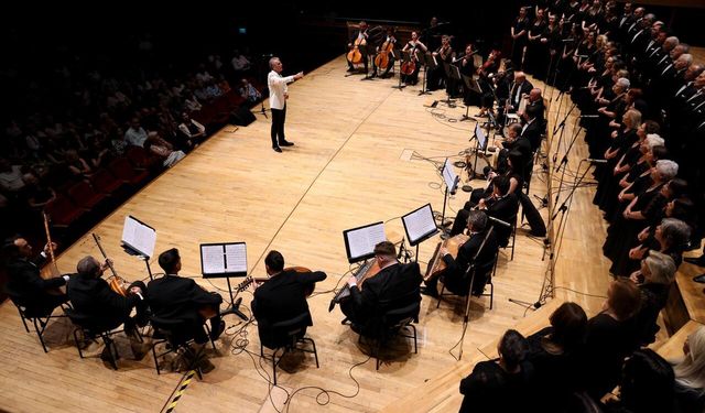 EÜ Klasik Türk Müziği Korosu, İzmir Festivali'nde gönülleri fethetti