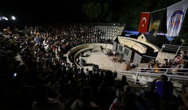 "İlmik İlmik" Efes Selçuk'ta ayakta alkışlandı