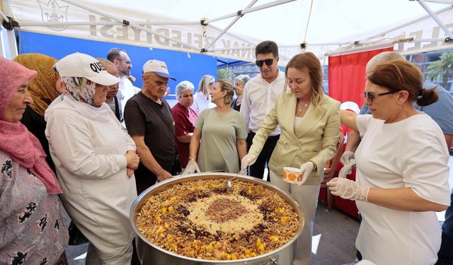 Konak'ta aşurenin bereketi birlikte paylaşıldı