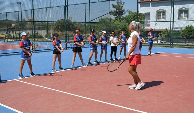 Kuşadası Belediyesi'nin tenis kursu yoğun ilgi görüyor