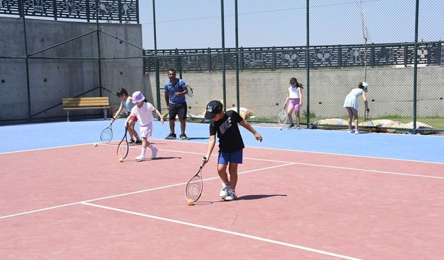 Kuşadası Tenis Kulübü, çocuklar için eğitimlere başladı