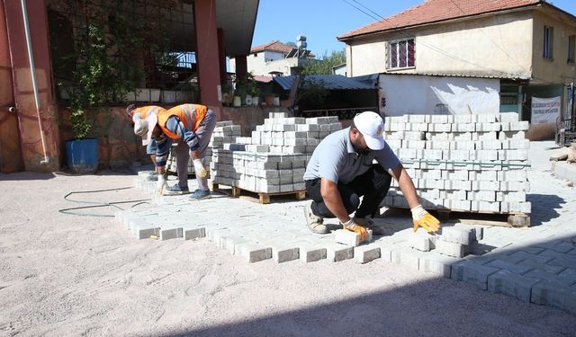 Çiğli'de sokaklar yenileniyor, parklar güzelleşiyor