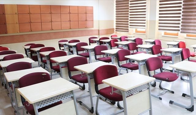 15 Nisan 2026 İzmir'de okullar tatil mi?