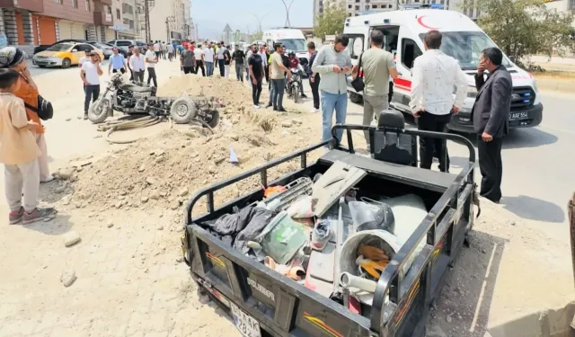 Kamyonet çarptı, yük motosikleti ikiye ayrıldı