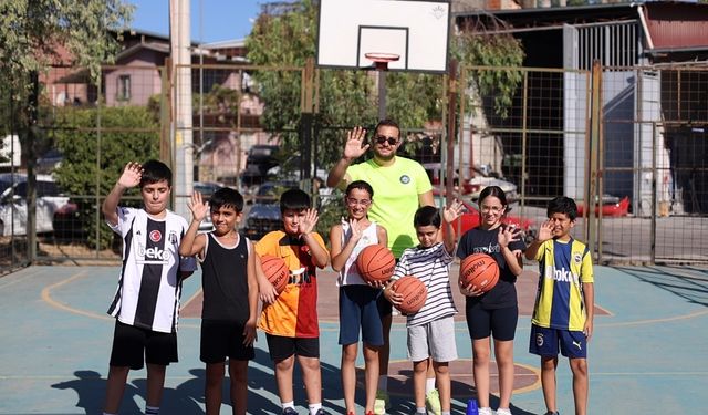 Karabağlar'ın parklarında yaz boyu spor zamanı