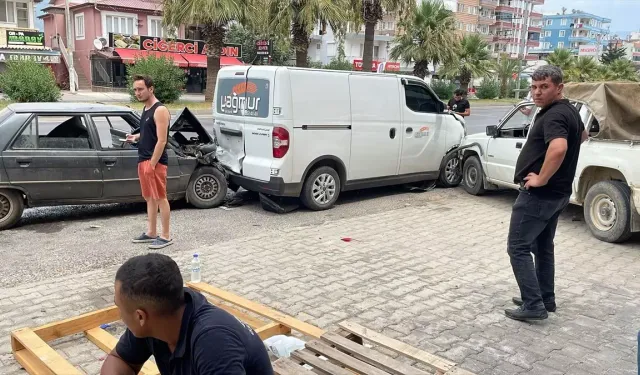 17 yaşındaki otomobil sürücüsü park halindeki panelvana çarptı