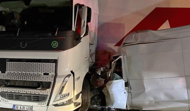 Trafik kazası yine can aldı! TIR ile minibüs çarpıştı: Ölü ve yaralı var...