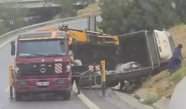 Virajı alamayan hafriyat kamyonu kayganlaşan zeminde devrildi