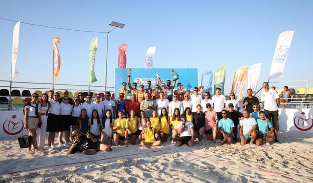 Çeşme'de plaj voleybolu rüzgarı esti