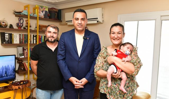 Çiğli'de yeni doğan bebeklere hediye çantası dağıtılıyor