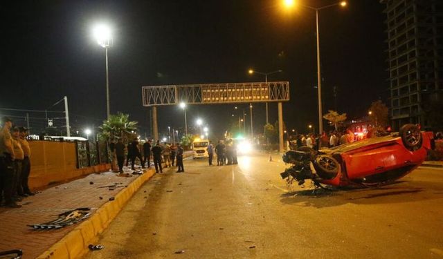 Direksiyon hakimiyeti kayboldu: Kaldırımdaki yayalara çarpan araç takla attı, 3 ölü, 3 ağır yaralı