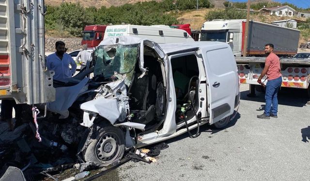 Hafif ticari araç TIR'ın altına girdi: Sürücü hayatını kaybetti