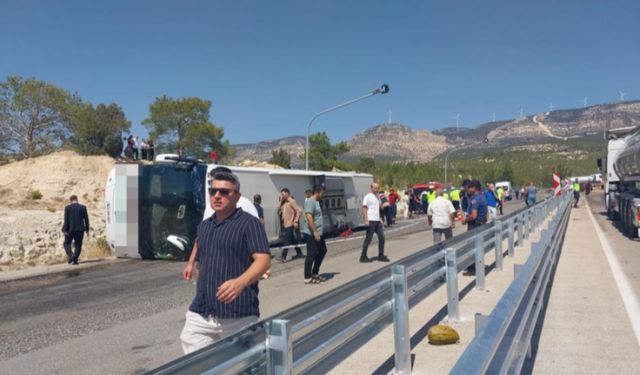 Seyir halindeki yolcu otobüsüyle kamyon çarpıştı: Ölü ve yaralılar var...