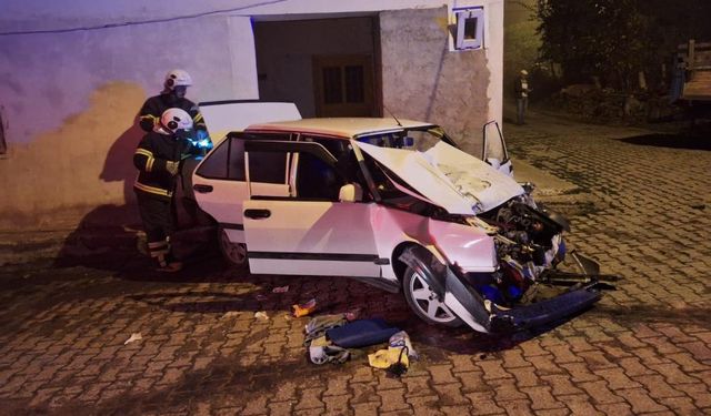 Feci kazada Tofaş römorka çarptı: Ölü ve yaralı var...
