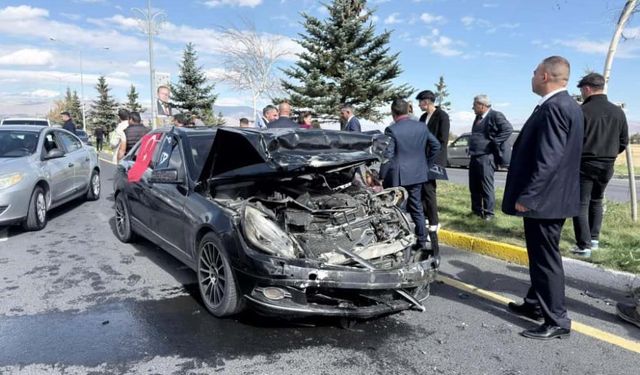 Anahtar Parti Genel Başkanı konvoyunda korkutan çarpışma!