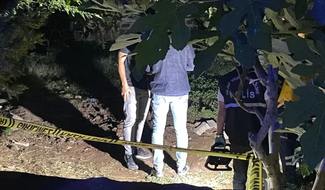 Camide akılalmaz olay! Fidan dikmek için toprağı kazan çocuklar bebek cesedi buldu