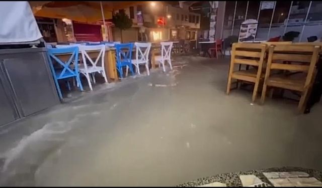 Çeşme’de gece yarısı felaketi: Sağanak yağış ilçeyi adeta göle çevirdi