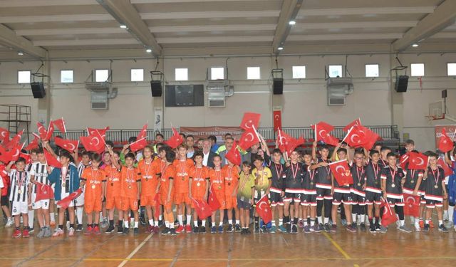 Çiğli’de Cumhuriyet coşkusu futsal sahasında zirve yaptı